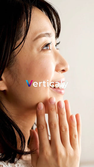 微笑む女性の手元