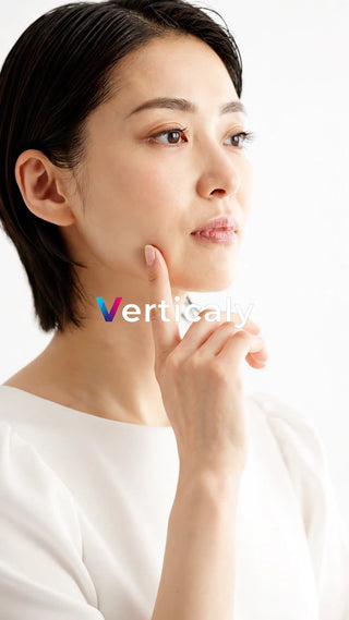 頬に手を添える女性