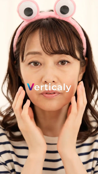 ピンクのヘアバンド女子