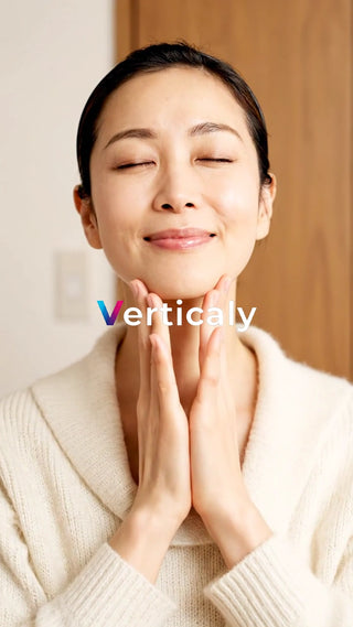 頬に手を添える女性