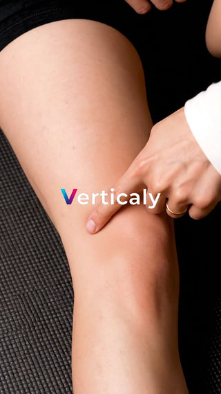 膝を診察する手