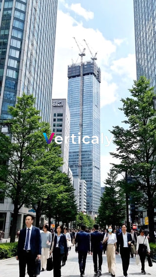 都会の喧騒、人々の流れ