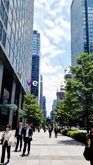 都会のビジネス街を歩く人々