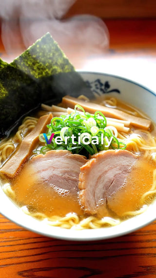 熱々のラーメン、いただきます