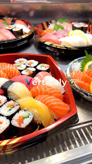 寿司と刺身、豪華な盛り合わせ