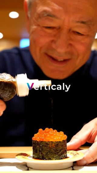 イクラ丼に醤油をかける