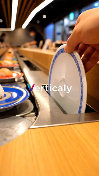 回転寿司、皿を投入