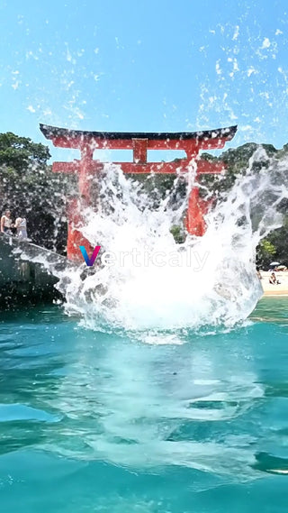 鳥居と水しぶき、夏の海