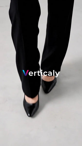 黒いパンプス、歩く姿