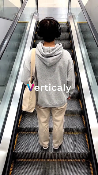 エスカレーター移動、イヤホン姿
