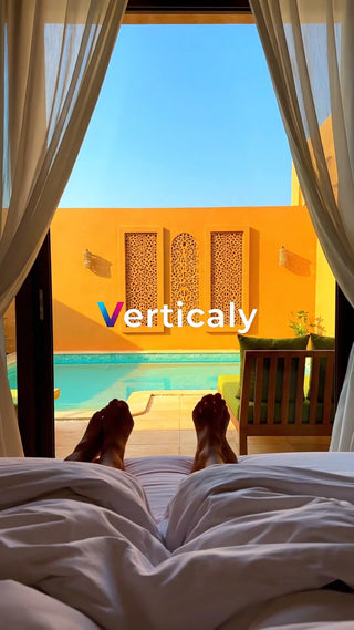 プールサイドでくつろぐ、休日