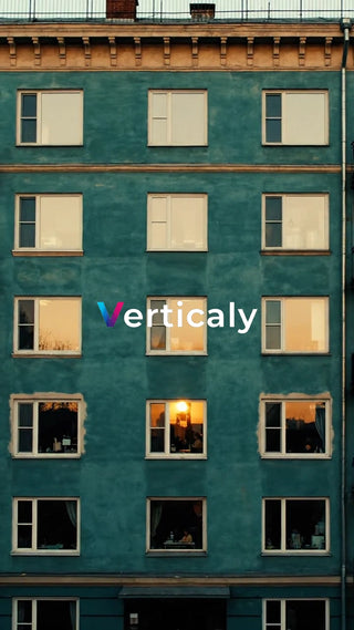 窓辺の夕焼け、街並みを照らす