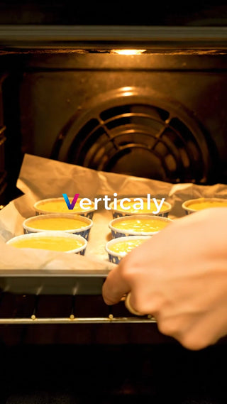 焼き立てのパンをオーブンから