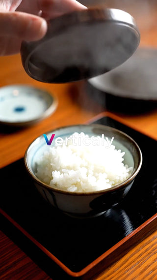 湯気の立つ白米、食卓へ
