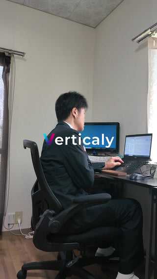 PCで作業する男性、集中
