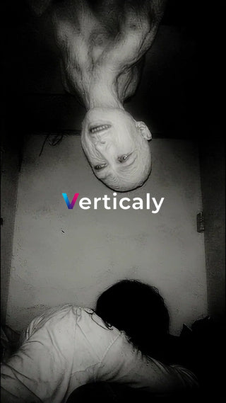 見上げる異形の顔