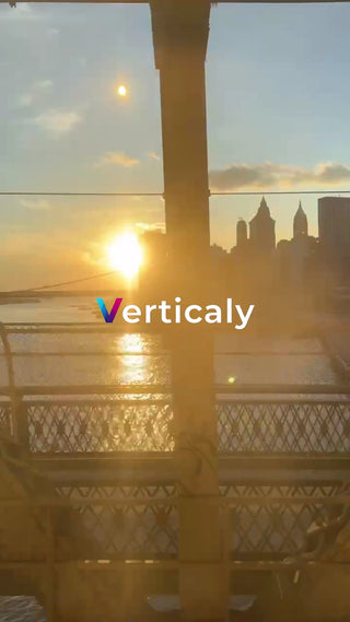 夕焼け空と橋、水面の輝き