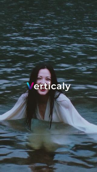 水面に佇む女性、微笑み