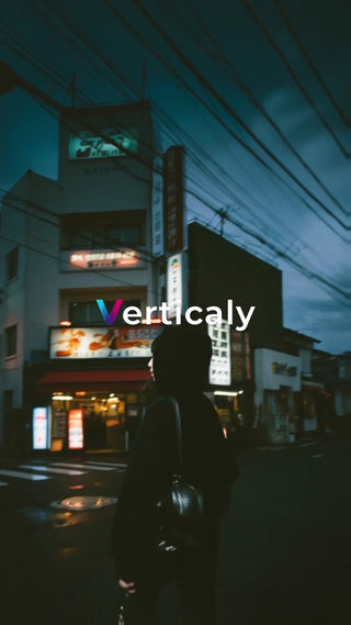 夜の街を歩く女性