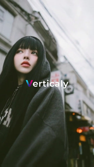 街角、黒髪の女性