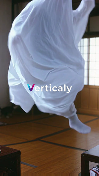 白い布に包まれる人