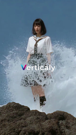 海辺で佇む女子学生