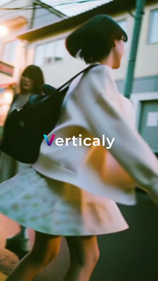 街を歩く女性、スカート揺れて