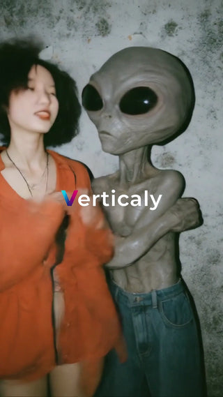 異星人と女性、奇妙な出会い