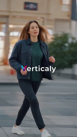 街を歩く女性、軽快な足取り