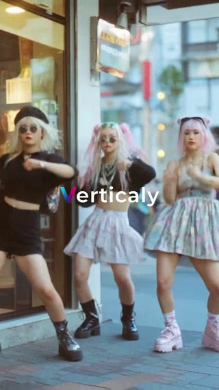 渋谷で踊る三人の女性