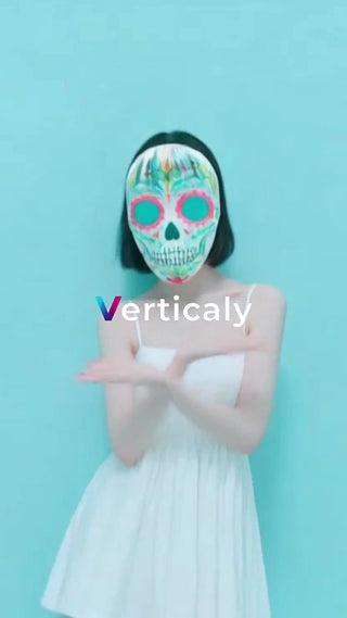 ドクロマスクの女性、踊る