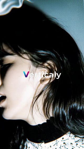 横顔の女性、日差しを浴びて