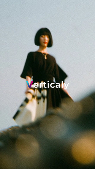 夕暮れの海辺、佇む女性