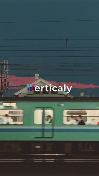 都会の夕暮れ、電車が行く