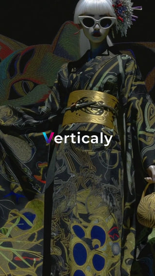 個性的な着物姿の女性