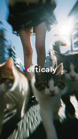 猫と女性、都会を歩く