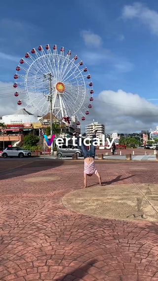 手品を披露する男性