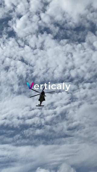 ヘリコプター、青空を飛ぶ