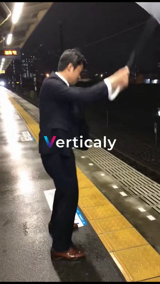 雨のプラットフォームで佇む