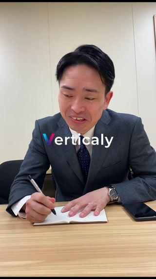 手帳にペンを走らせる男性