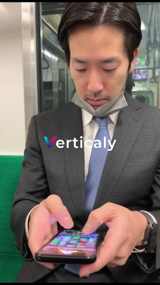 スマホを操作する男性