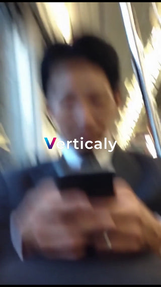 スマホを触る男性、移動中