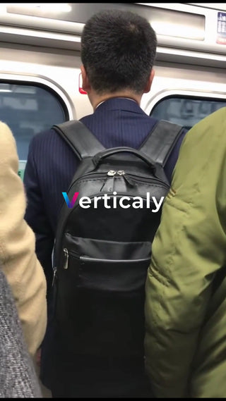 電車内の男性、リュック姿