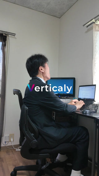 PC作業中の男性、集中する姿