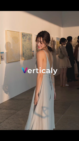 アートギャラリーで微笑む女性