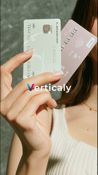 クレジットカードを持つ女性の手元