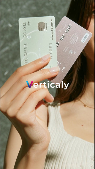 カードを手に、美しい手元