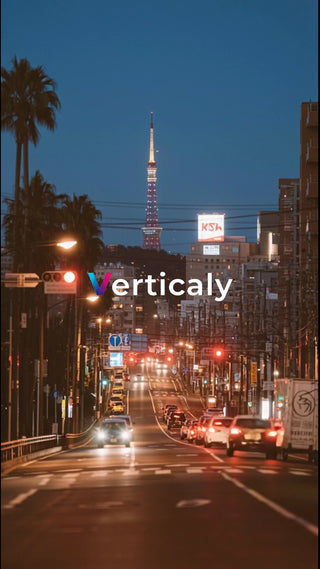 夕暮れの街並み、車と光