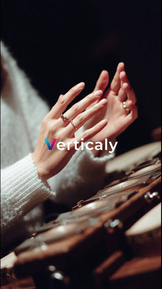 指輪と白いセーター