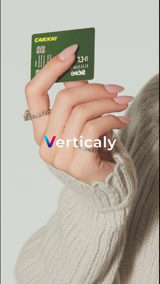 ネイルとリング、カードを持つ手